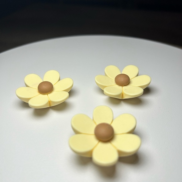 3 Daisy Fridge Magnets - Picture 8 of 17